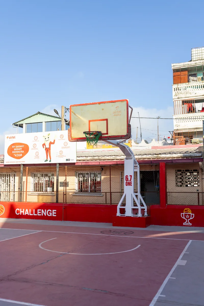 Terrain de basketball habillé avec signalétique Airtel