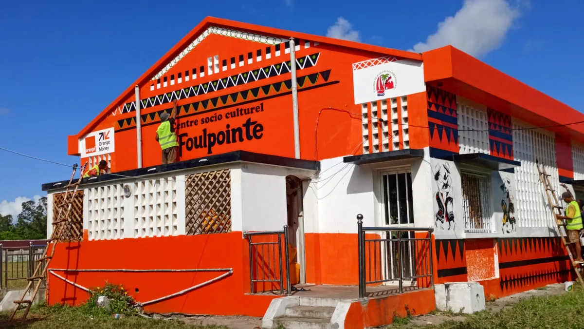Bâtiment commercial peint aux couleurs d'une marque