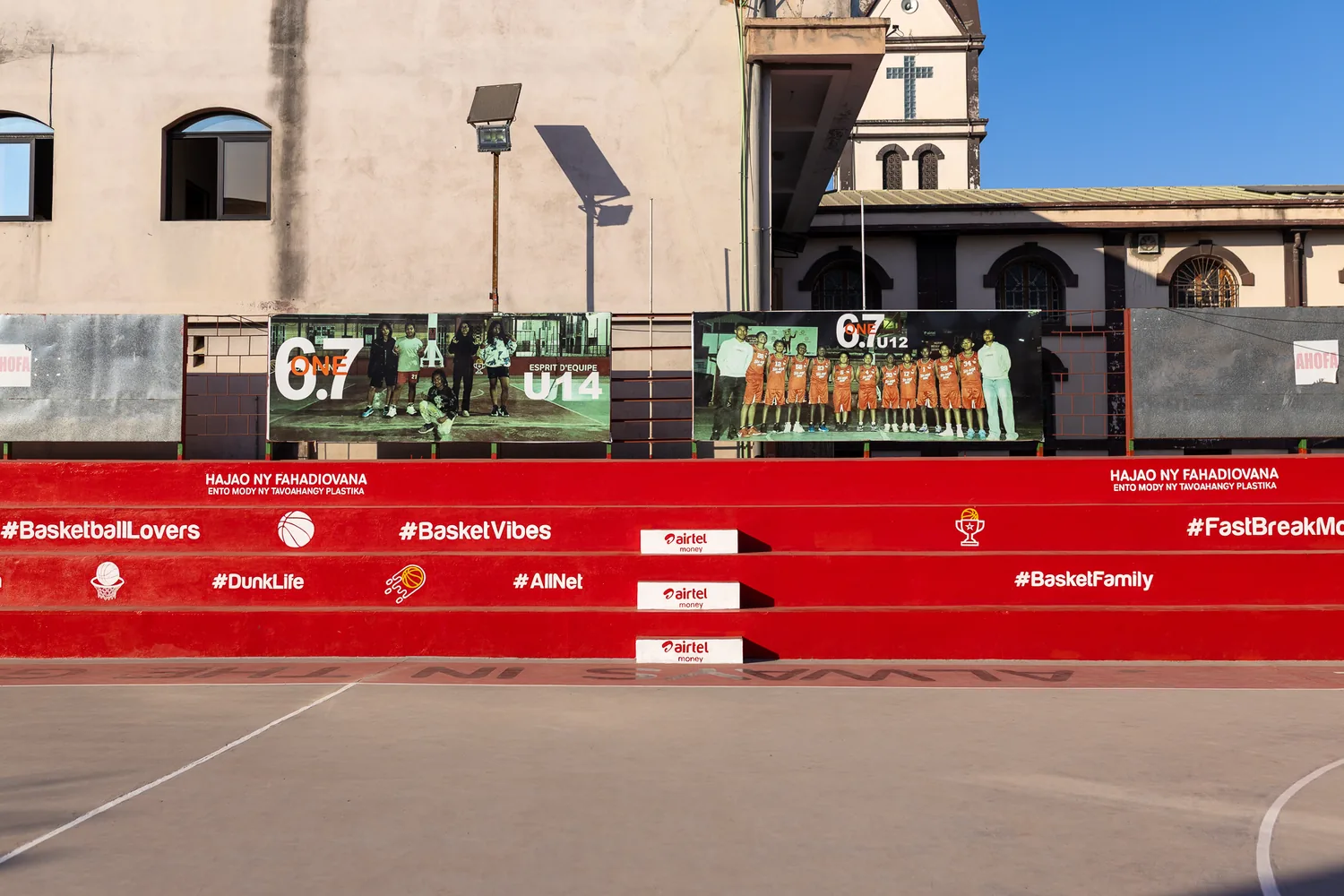 Marquage publicitaire sur terrain de basketball