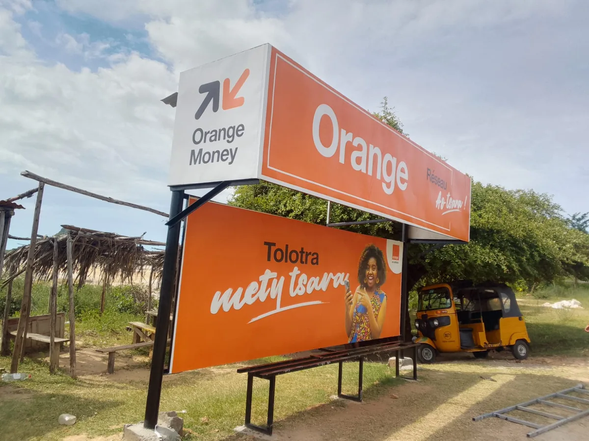 Panneau Orange Money installé en extérieur